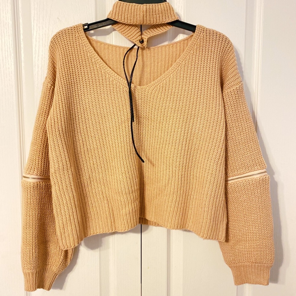 Beige sweater with choker